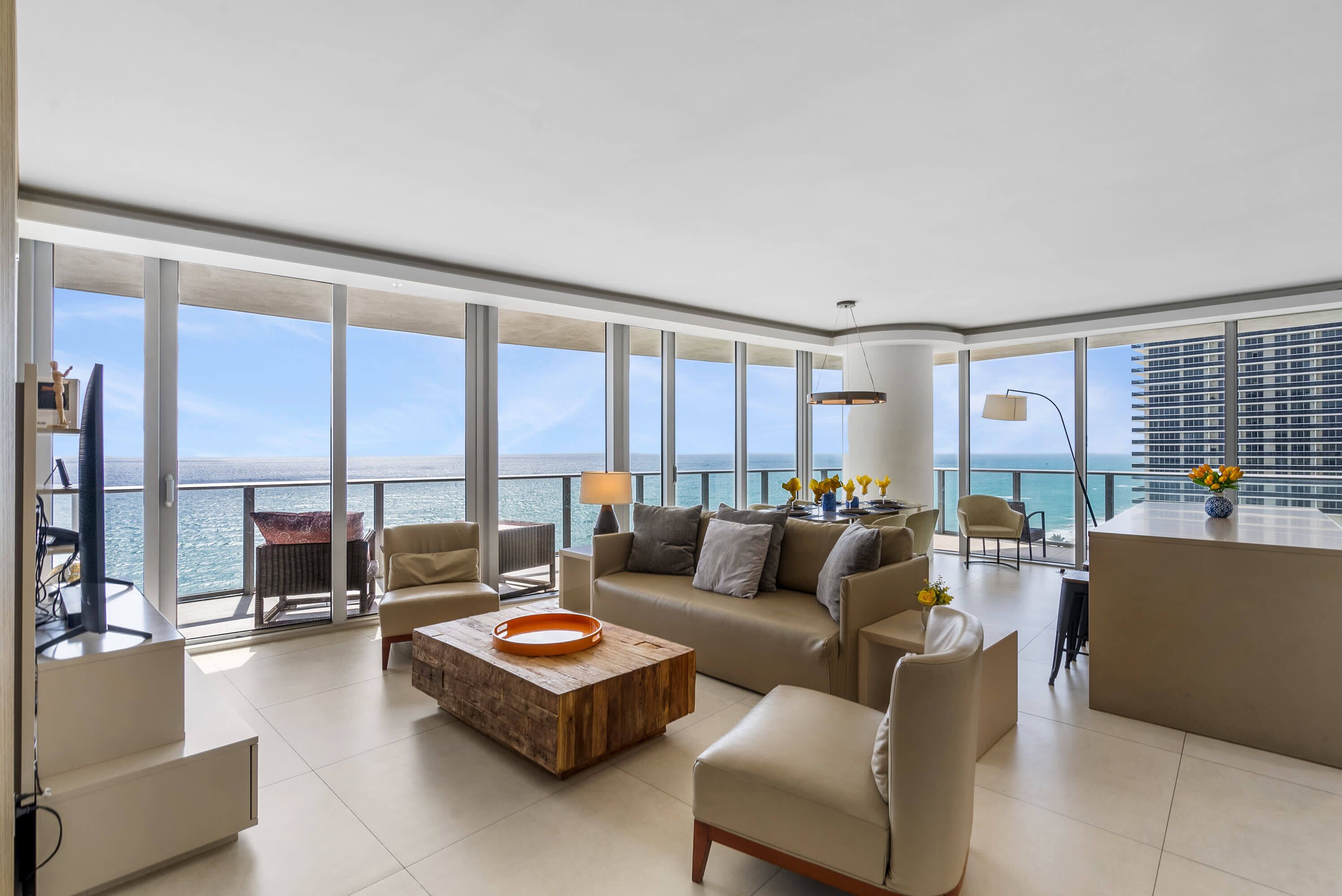 Televisión y oficina 