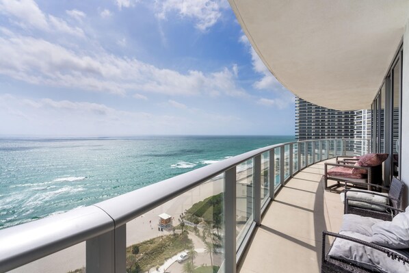 Property grounds - Gorgeous Oceanfront Three Bedroom Pools and Gym (Hollywood)