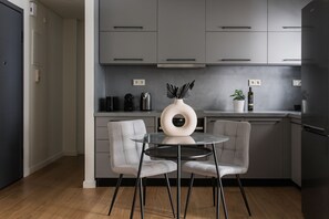 Departamento estándar | Cocina privada | Refrigerador, horno, parrilla de estufa y cafetera de espresso 
