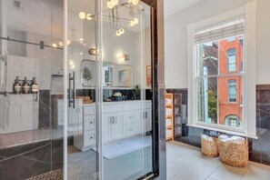 Dusche, Haartrockner, Handtücher