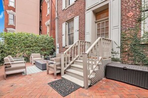 Terrace/patio - The Palm House-Downtown,Private Patio,Luxury Home! (Savannah)