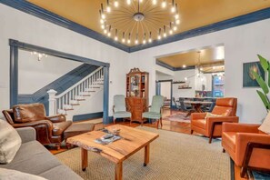 TV - The Palm House-Downtown,Private Patio,Luxury Home! (Savannah)