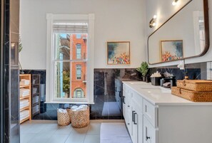 Interior - The Palm House-Downtown,Private Patio,Luxury Home! (Savannah)