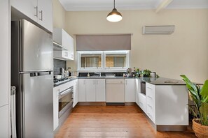 Réfrigérateur, four à micro-ondes, un four, surface de cuisson