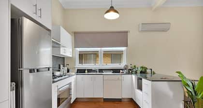 Edwina Suite I - Sleek & Stylish, CBD, Wi-Fi