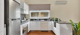 Edwina Suite I - Sleek & Stylish, CBD, Wi-Fi