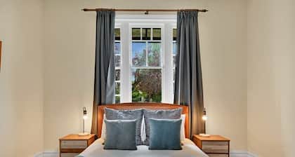 Edwina Suite I - Sleek & Stylish, CBD, Wi-Fi