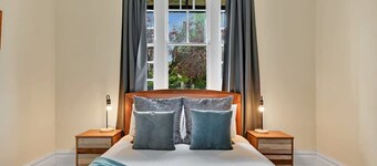 Edwina Suite I. Bathtub & Garden. Orange CBD.