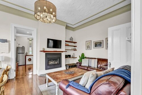 Edwina Suite II - Elegant Heritage Home