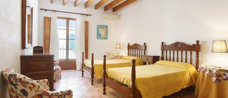 3 bedrooms, iron/ironing board, free WiFi, bed sheets