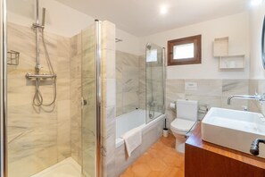 Een bad, een haardroger, handdoeken