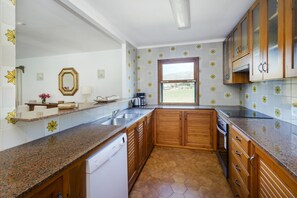 Een koelkast, een magnetron, een oven, een vaatwasser