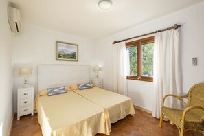 4 bedrooms, iron/ironing board, free WiFi, bed sheets