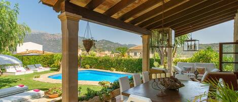 تناول الطعام بالخارج