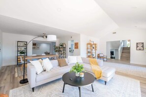 TV, caminetto, studio