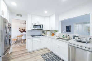 Frigorifero, microonde, forno, piano cottura