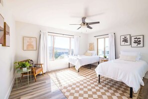 5 bedrooms, iron/ironing board, travel cot, WiFi - Gorgeous Family Retreat | Games, FirePit & Parking (La Mesa)