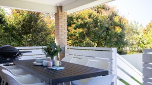 Outdoor dining - The Beachhouse @ Burrill - Your serene lake house retreat awaits (Burrill Lake)
