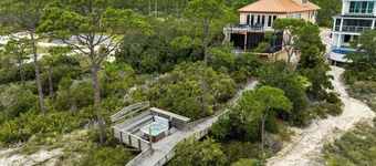 Copper Cove: Unique Beachfront Home with Hot Tub and Huge Kitchen. Sleeps 16!