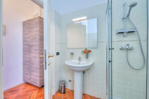 Dusche, Haartrockner, Bidet, Handtücher