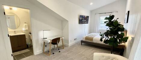 3 chambres, bureau, fer et planche à repasser, lit parapluie