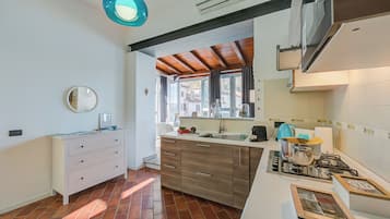 Apartemen Standar, 1 kamar tidur, microwave, tepi danau (Stella Del Lago Pied Dans L'Eau in) | Dapur pribadi | Mesin espresso dan meja makan