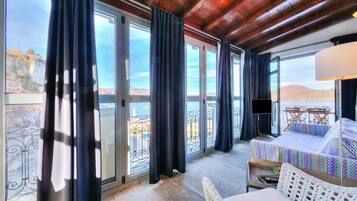 Standard Apartment, Multiple Bedrooms, Lakeside (Stella Del Lago Pied Dans L'Eau) | Living area | 21-inch TV with satellite channels