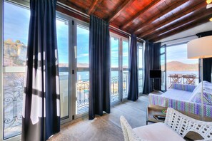 Standard Apartment, Multiple Bedrooms, Lakeside (Stella Del Lago Pied Dans L'Eau) | Living area | 21-inch TV with satellite channels - Stella Del Lago Pied Dans L'eau (Arona)
