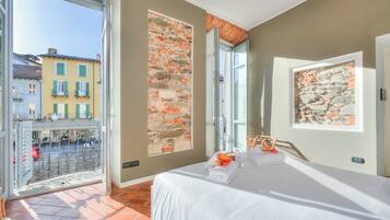 Standard Apartment, Multiple Bedrooms, Lakeside (Stella Del Lago Pied Dans L'Eau) | 1 bedroom, iron/ironing board, free WiFi, bed sheets