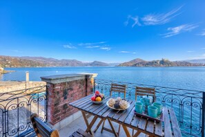 Standard Apartment, Multiple Bedrooms, Lakeside (Stella Del Lago Pied Dans L'Eau) | Outdoor dining