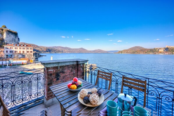 Standard Apartment, Multiple Bedrooms, Lakeside (Stella Del Lago Pied Dans L'Eau) | Outdoor dining
