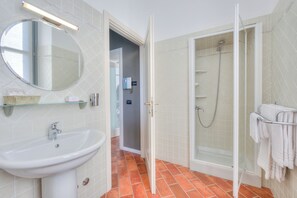 Standard Apartment, Multiple Bedrooms, Lakeside (Stella Del Lago Pied Dans L'Eau) | Bathroom