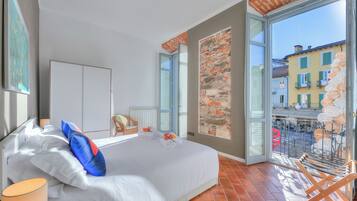 Standard-Apartment, Mehrere Schlafzimmer, Seeseite (Stella Del Lago Pied Dans L'Eau) | 1 Schlafzimmer, Bügeleisen/Bügelbrett, kostenloses WLAN, Bettwäsche