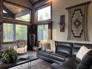 Téléviseur connecté, foyer, lecteur de DVD, table de baby-foot