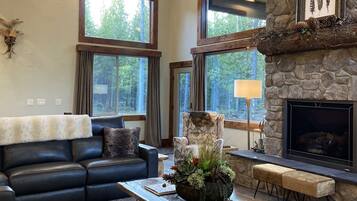 Smart TV, fireplace, DVD player, table football