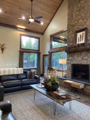 Téléviseur connecté, foyer, lecteur de DVD, table de baby-foot