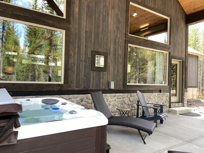 RUSTIC Elegance ELEVATED! Hot Tub and more! Only 10 Minutes from Yellowstone NP!