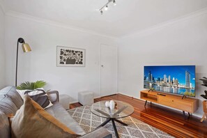 TV - Windsor Cosy 2-Bedroom Unit in Quiet Neighborhood (Windsor)