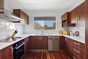 Fridge, microwave, oven, stovetop - Windsor Cosy 2-Bedroom Unit in Quiet Neighborhood (Windsor)