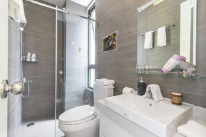 Dusche, Haartrockner, Bidet, Handtücher