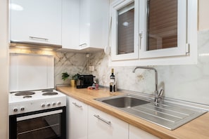 Fridge, oven, stovetop, coffee/tea maker - Houseloft White Tower Icon (Thessaloniki)
