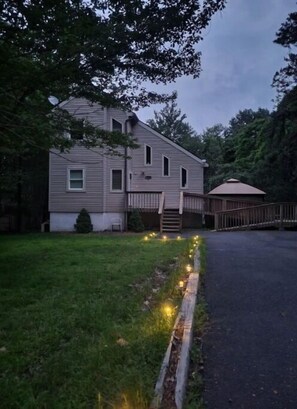 Exterior - Cozy 3-Bedroom House in the heart Poconos (Long Pond)