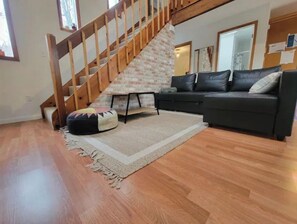 Living area - Cozy 3-Bedroom House in the heart Poconos (Long Pond)