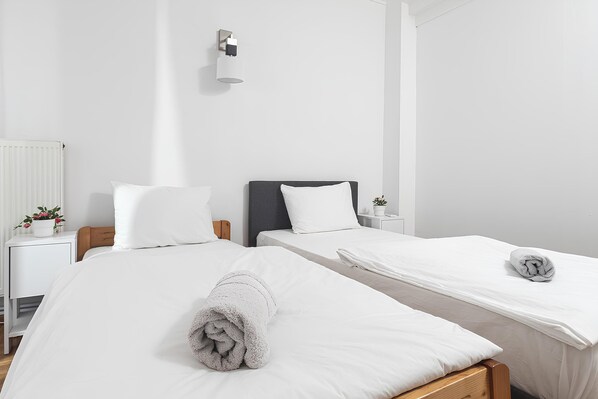 3 quartos, ferros/tábuas de passar roupa, berço de viagem