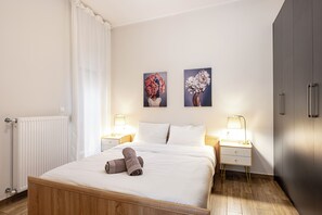 4 quartos, ferros/tábuas de passar roupa, berço de viagem