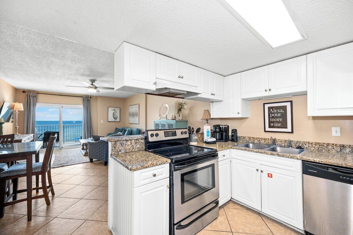 Køleskab, mikrobølgeovn, ovn, kogeplade