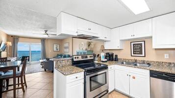 Een koelkast, een magnetron, een oven, een kookplaat