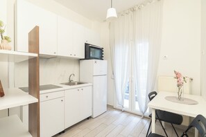 Frigorífico, horno, placa de cocina y cafetera o tetera