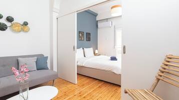 3 habitaciones, tabla de planchar con plancha y cuna de viaje