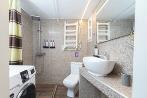 Shower, hair dryer, towels - Houseloft Metropolitan Highlight (Thessaloniki)